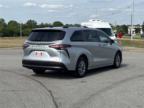 Used 2022 Toyota Sienna XLE FWD image 5