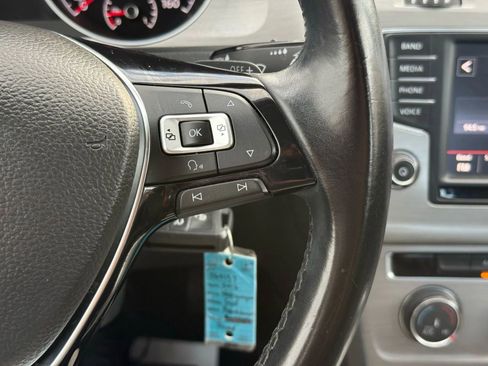 Used 2016 Volkswagen Golf S image 25