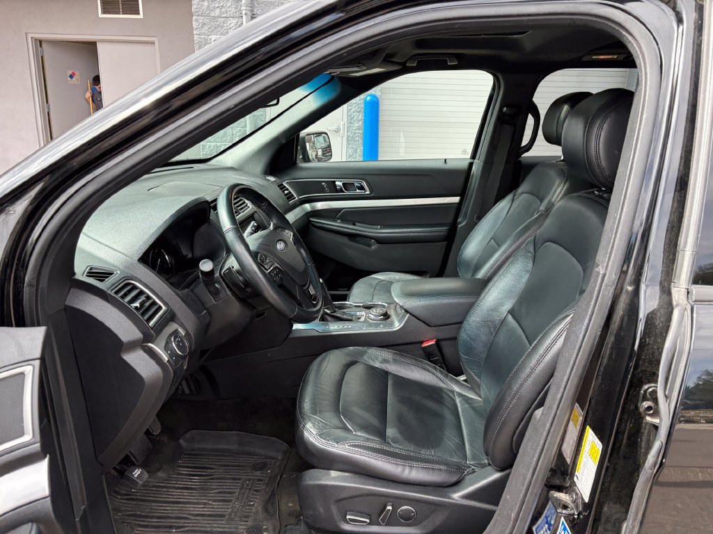 Used 2017 Ford Explorer XLT w/ Equipment Group 202A AWD/4WD image 16