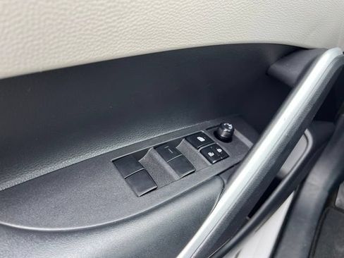 Used 2025 Toyota Corolla Cross L FWD image 33