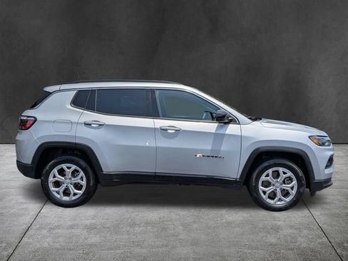 Used 2024 Jeep Compass Latitude AWD/4WD image 3