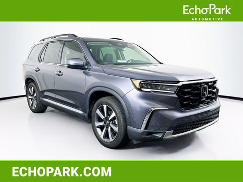 Used 2025 Honda Pilot Touring image 1
