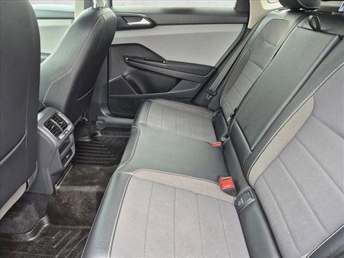 Used 2022 Volkswagen Taos SE FWD image 16