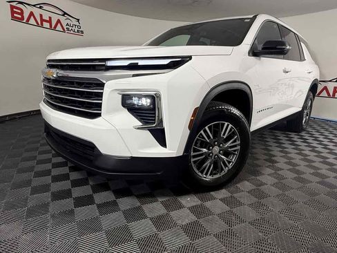 Used 2026 Chevrolet Traverse LT AWD/4WD image 2