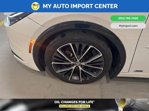 Used 2024 Toyota Prius XLE image 9