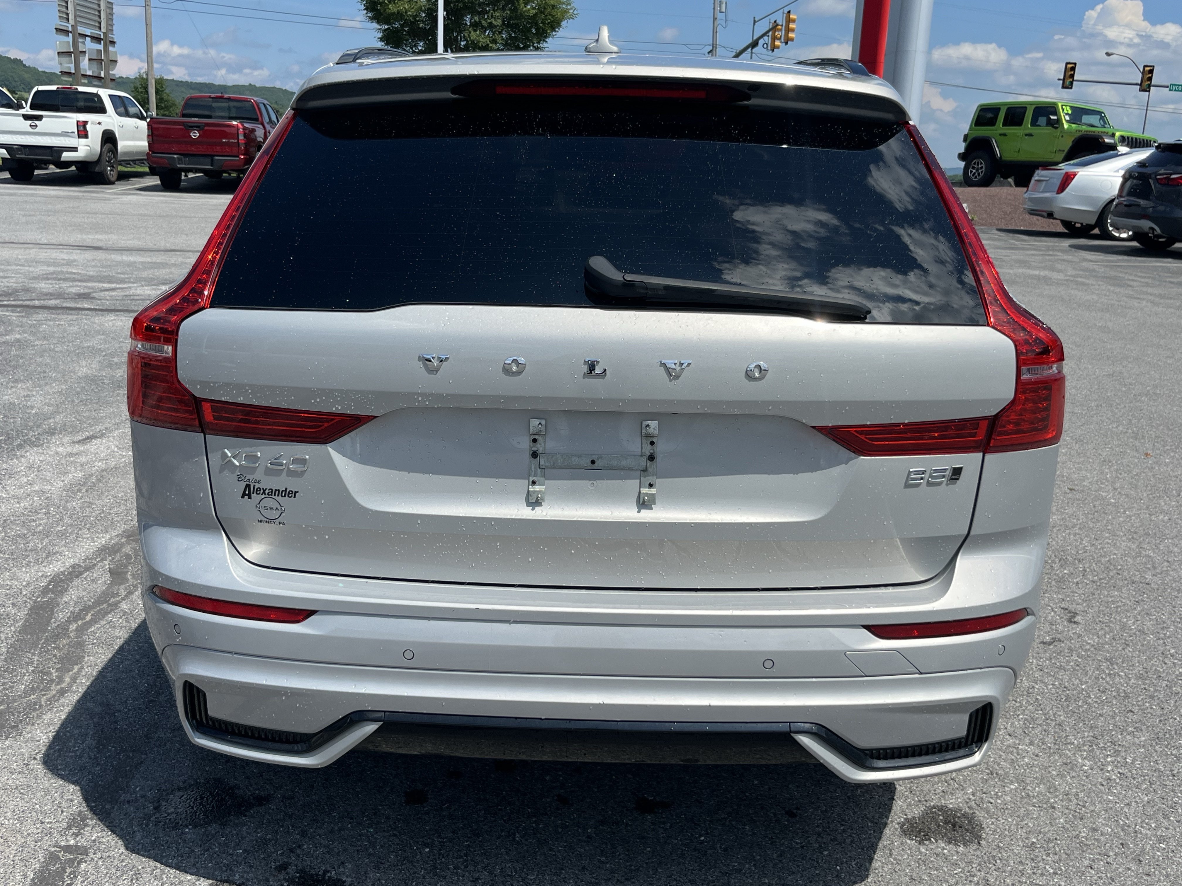 Used 2025 Volvo XC60 B5 Plus AWD/4WD image 2