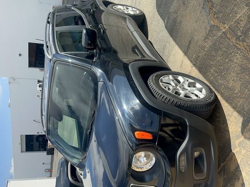 Used 2018 Jeep Renegade Latitude w/ UConnect 8.4 Nav Group image 1