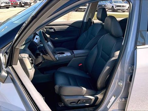 Certified 2025 Nissan Rogue SL FWD image 18