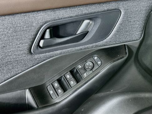 Used 2023 Nissan Rogue S AWD/4WD image 15