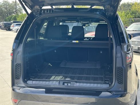 Used 2025 Land Rover Discovery Dynamic SE image 15