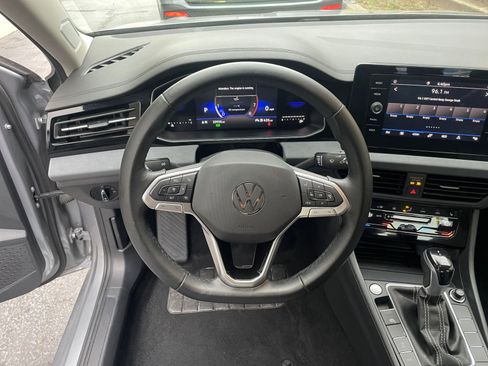 Used 2025 Volkswagen Jetta SE image 27