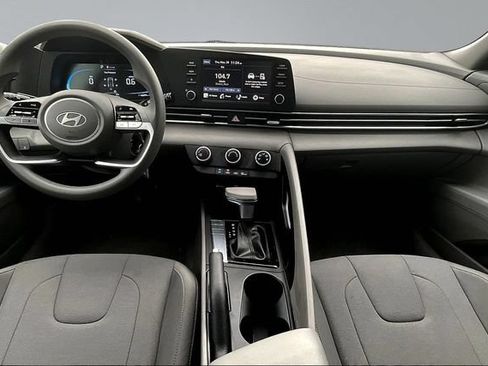 Used 2025 Hyundai Elantra SE FWD image 7