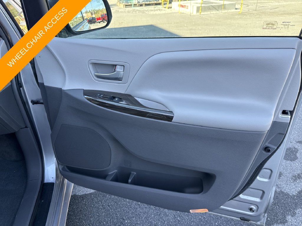Used 2017 Toyota Sienna XLE Premium FWD image 25