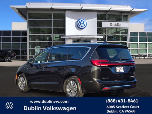 Used 2024 Chrysler Pacifica Select image 6