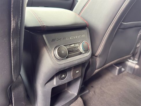 Used 2025 Ford Explorer ST-Line w/ ST-Line Street Pack image 32