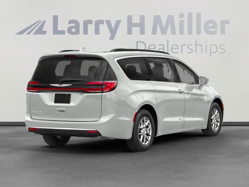 Used 2022 Chrysler Pacifica Touring-L image 2
