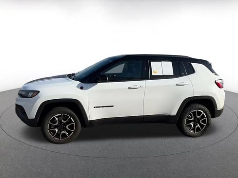 Used 2025 Jeep Compass Trailhawk AWD/4WD image 9