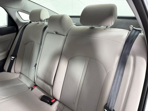 Used 2015 Hyundai Sonata SE w/ Option Group 09 FWD image 16