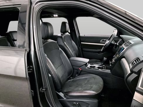 Used 2018 Ford Explorer XLT w/ Equipment Group 202A FWD image 7