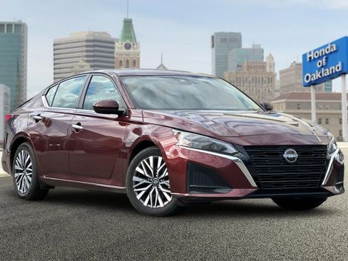 Used 2023 Nissan Altima 2.5 SV image 2