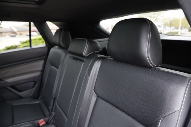 Used 2023 Volkswagen Atlas Cross Sport SEL R-Line AWD/4WD image 18