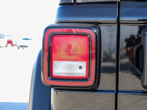 Used 2022 Jeep Wrangler Unlimited Sport image 9