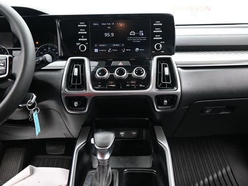 Used 2023 Kia Sorento LX image 22