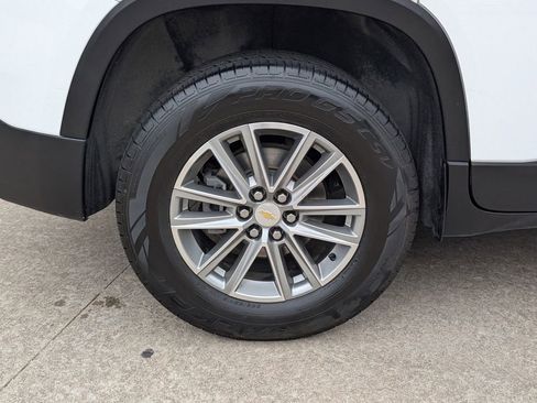 Used 2023 Chevrolet Traverse LT FWD image 3