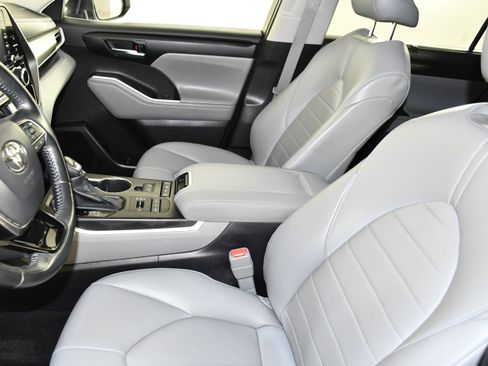 Used 2021 Toyota Highlander XLE image 39