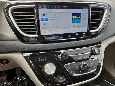 Used 2023 Chrysler Pacifica Touring-L FWD image 23