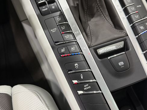 Certified 2021 Porsche Macan Turbo AWD/4WD image 40