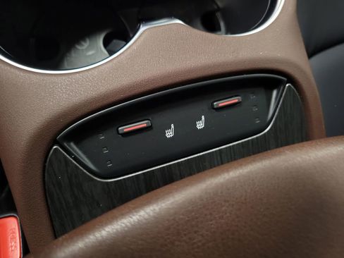 Used 2024 Toyota Venza XLE image 16