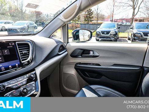 Used 2024 Chrysler Pacifica Touring-L FWD image 36