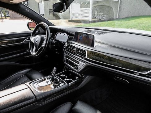 Used 2017 BMW 750i RWD image 15