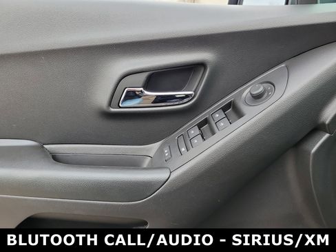 Used 2022 Chevrolet Trax LT w/ LT Convenience Package AWD/4WD image 17