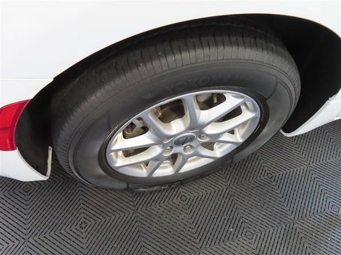 Used 2024 Chrysler Pacifica Touring-L FWD image 9