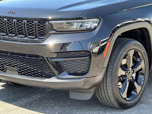 Used 2023 Jeep Grand Cherokee Altitude AWD/4WD image 8