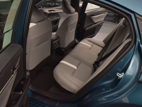 Used 2025 Toyota Camry SE image 13