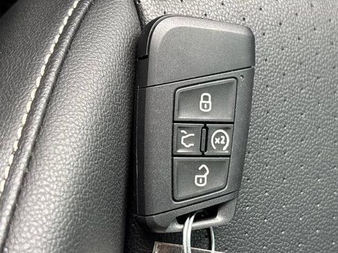 Used 2023 Volkswagen Tiguan SE R-Line FWD image 47