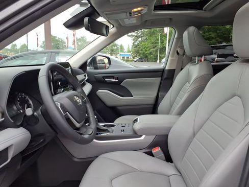 Used 2023 Toyota Highlander XLE FWD image 5