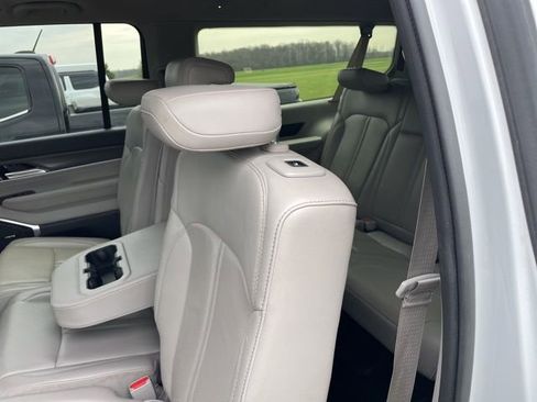 Used 2023 Jeep Wagoneer L Series II image 9