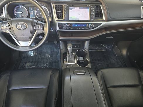 Used 2014 Toyota Highlander XLE w/ Preferred Accessory Package AWD/4WD image 10