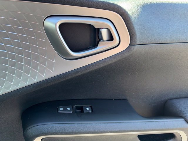 Certified 2025 Kia Soul LX w/ LX Technology Package FWD image 27