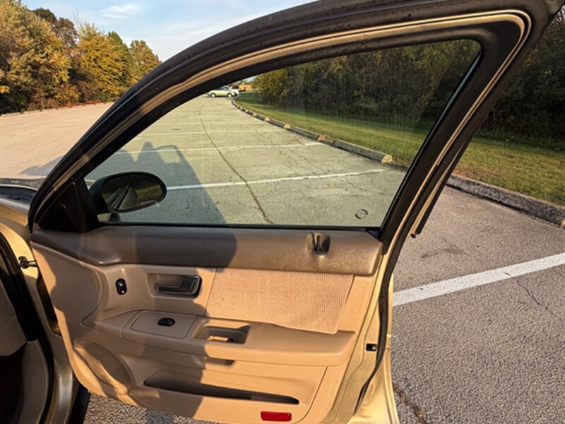 Used 2001 Ford Taurus SE FWD image 22