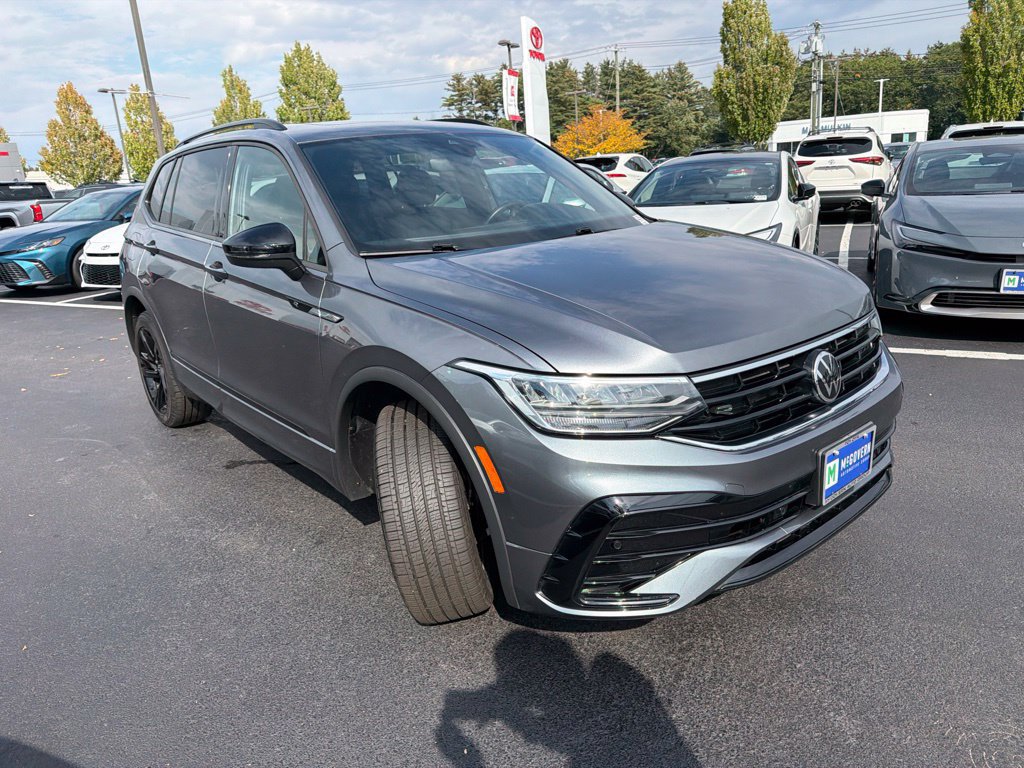 Used 2024 Volkswagen Tiguan SE R-Line AWD/4WD image 3