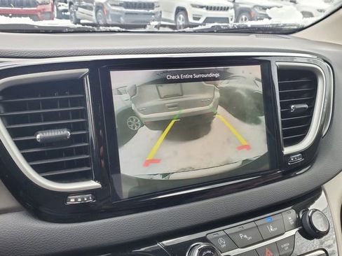 Certified 2024 Chrysler Pacifica Touring-L image 16