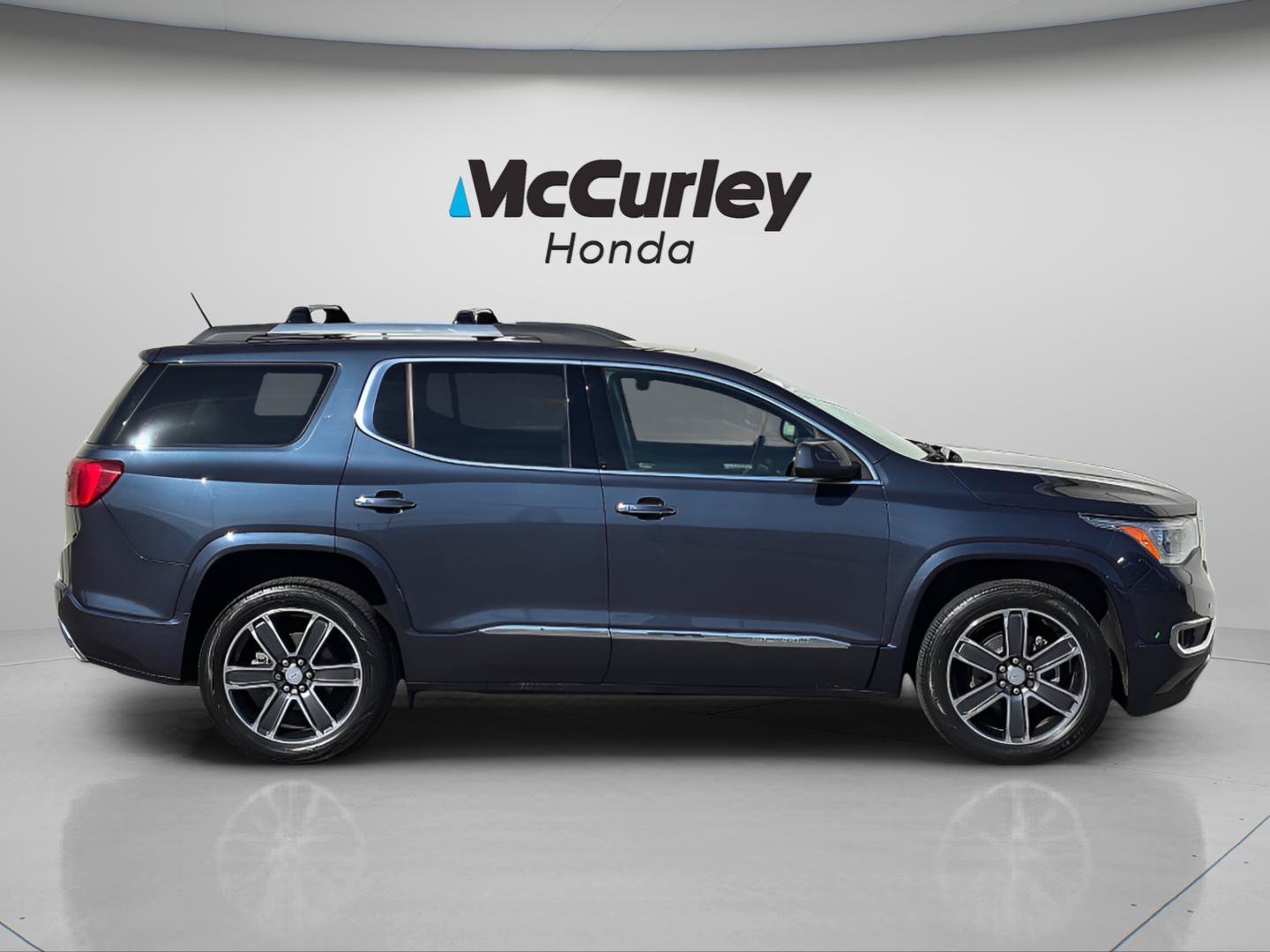 Used 2019 GMC Acadia Denali w/ Technology Package AWD/4WD image 2