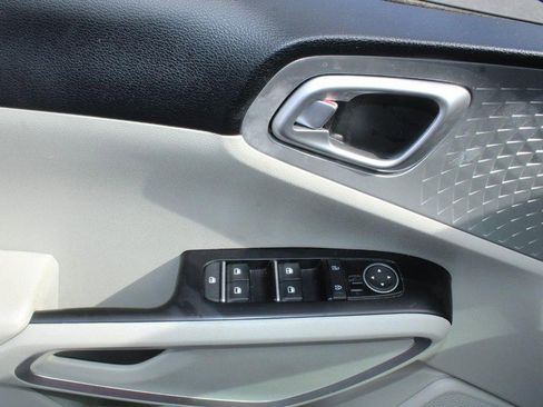 Used 2023 Kia Soul LX w/ LX Technology Package image 10