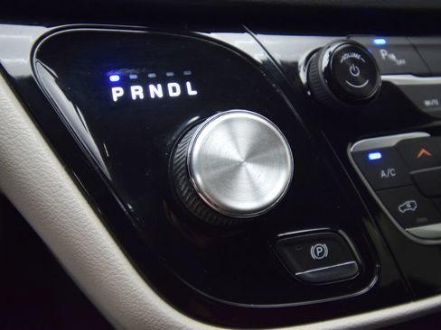 Used 2019 Chrysler Pacifica L FWD image 22