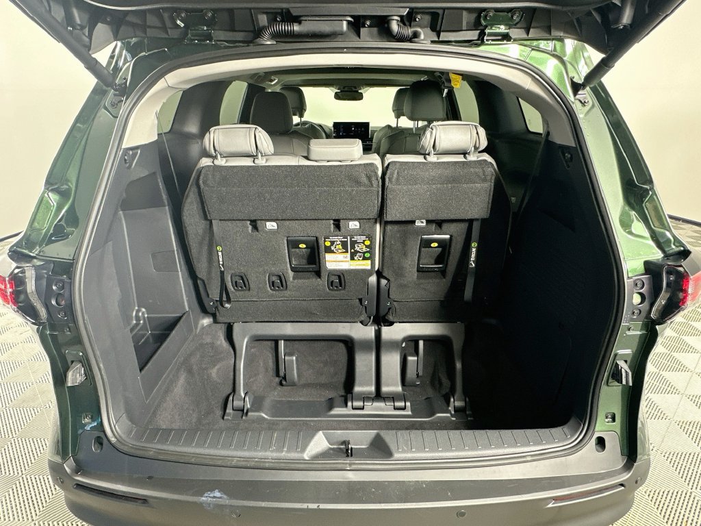 Used 2025 Toyota Sienna XLE AWD/4WD image 25